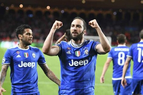 Dos goles de Higuaín acercan a Juventus a la final