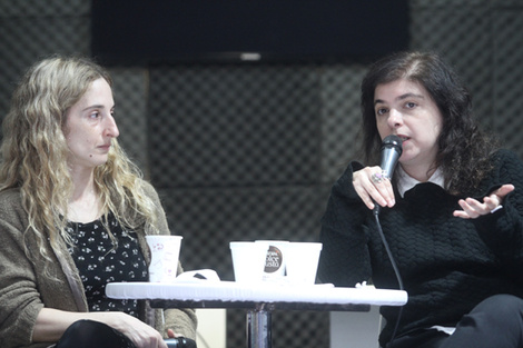 Silvina Friera y Mariana Enriquez en la charla en el stand del Grupo Octubre.