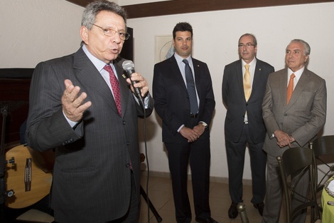 Tadeu Fillipelli, el asesor detenido hoy, en una escena junto con Temer y otros funcionarios.