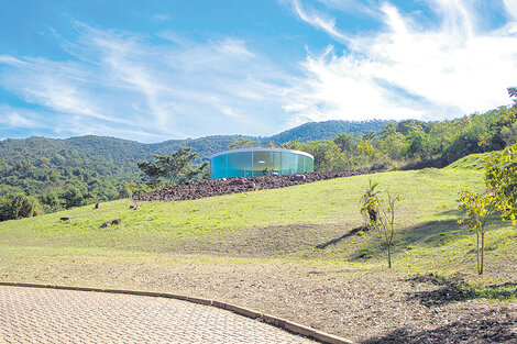 Sonic Pavilion, pabellón de vidrio y acero revestido con película plástica. (Fuente: Setur Minas Gerais)