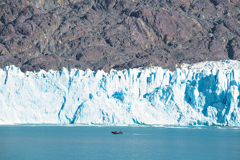 Dos marineros en el zodiac recogen hielo del glaciar O'Higgins para el brindis. (Fuente: Guido Piotrkowski)