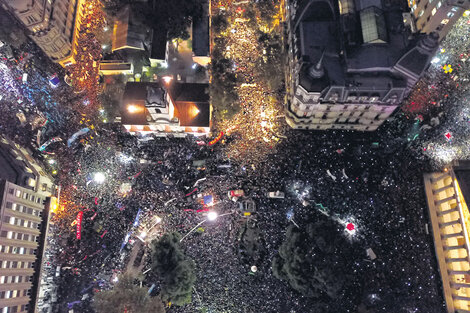 La multitud colmó la Plaza de Mayo y se extendió por ambas diagonales y por Avenida de Mayo hasta el Congreso.