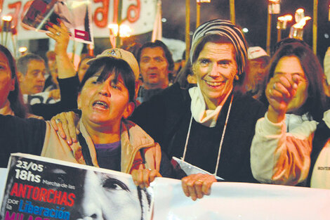 Laura Conte, vicepresidente del CELS, en la marcha de antorchas por la libertad de Milagro Sala.