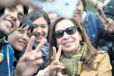 La ex presidenta en Ezeiza, al regresar de su viaje por Grecia y Bélgica.