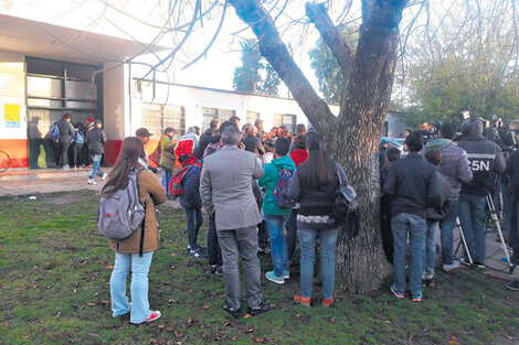 Abrazo y reclamos en la escuela