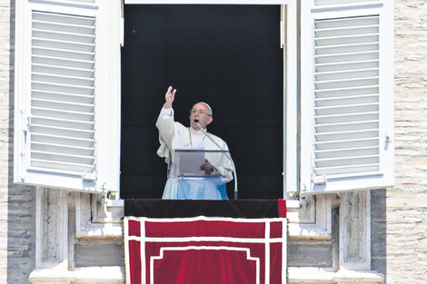 Fue Bergoglio, a poco de asumir y a instancias de Rosa Chávez, quien habilitó el camino del obispo mártir a la santidad.