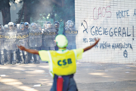 Censuran la represión del gobierno de Temer en Brasil