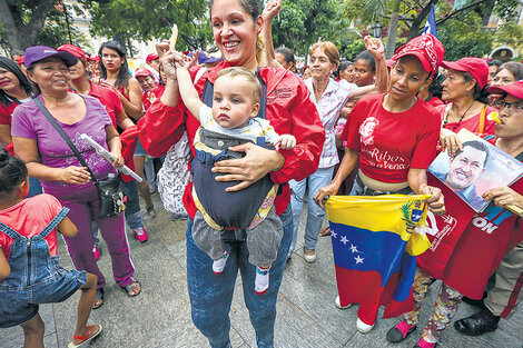 Mujeres a favor y en contra del gobierno de Maduro