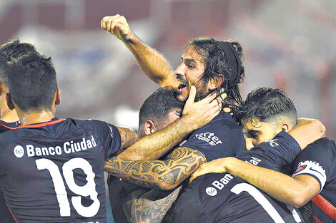 Angeleri festeja el gol de la victoria tras un centro de Cerutti. (Fuente: Télam)