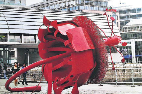 Pasionaria (2009), acero pintado; obra de Marcela Cabutti en Puerto Madero; 320 x 320 x 400 cms.