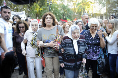 A las Madres de la Plaza 25 de Mayo les fue difícil caminar entre tanto afecto. (Fuente: Alberto Gentilcore)