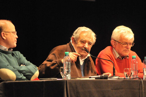 Mujica en ATE Santa Fe junto al titular del gremio Jorge Hoffmann y el ministro Contigiani. (Fuente: Eduardo Seval)