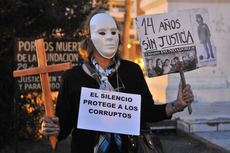 "Vamos a seguir gritando: '¡Justicia por nuestros muertos. Cárcel a los inundadores!'", gritaron.