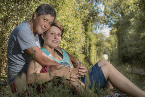 Una de las parejas que protagonizan la muestra de fotografías Quiero decirte que sí.