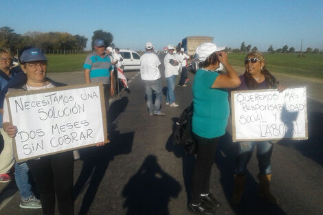 Las familias de los trabajadores salieron a la ruta para hacer visible su desesperación.