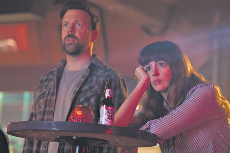 Jason Sudeikis y Anne Hathaway en Colossal