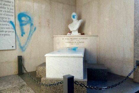 Vandalizaron el mausoleo de Alfonsín