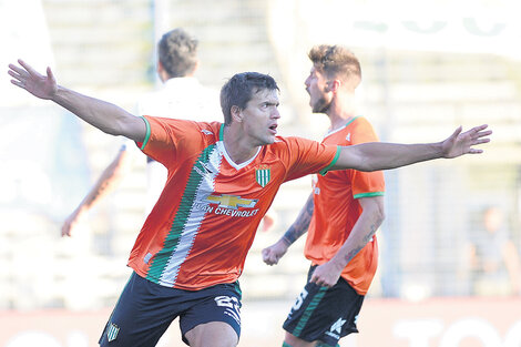 Renato Civelli festeja el primero de Banfield en La Plata. (Fuente: Fotobaires)