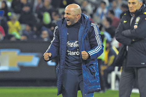 Otra muestra de la intensidad con la que Sampaoli vive los partidos: el grito del gol ante Brasil. (Fuente: AFP)