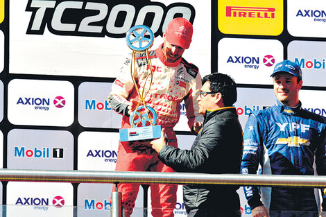 Esteban Guerrieri recibe el trofeo por su victoria en el circuito de Santiago del Estero. (Fuente: Prensa stc 2000)