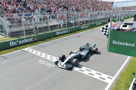 Bandera a cuadros para Lewis Hamilton en Montreal. (Fuente: AFP)