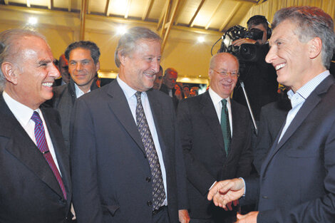 El presidente Mauricio Macri les sonríe a Alejandro Bulgheroni (Bridas), Cristiano Rattazzi (Fiat) y Paolo Rocca (Techint).