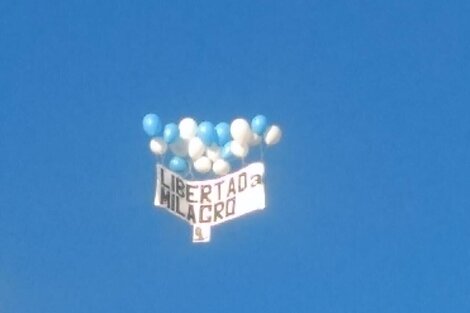 Los globos que soltaron en Rosario para reclamar la liberación de Sala.