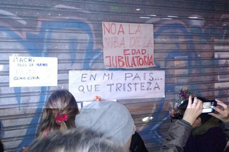 Vecinos de Mar del Plata se acercaron a la sede de la ANSES con flores y carteles.