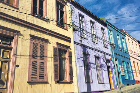 Desniveles y fachadas de colores, dos distintivos de Valparaíso.