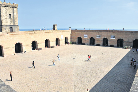 La plaza de armas, en uno de los puntos más altos del complejo de Montjuic. (Fuente: Facempls, Wikimedia)