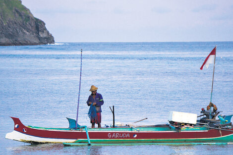 La isla musulmana de Lombok y sus pescadores al atardecer.