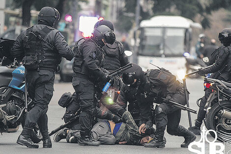 Ocho personas fueron detenidas, entre ellas dos menores de 14 y 17 años, y cuatro manifestantes terminaron en el hospital.