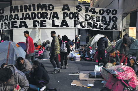 Distintas organizaciones sociales hicieron un acampe en la puerta del Ministerio de Trabajo.