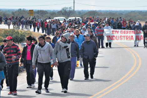 Marcha de protesta de trabajadores de Puma en Chilecito y Chamical. Hubo 180 despidos en esa empresa.