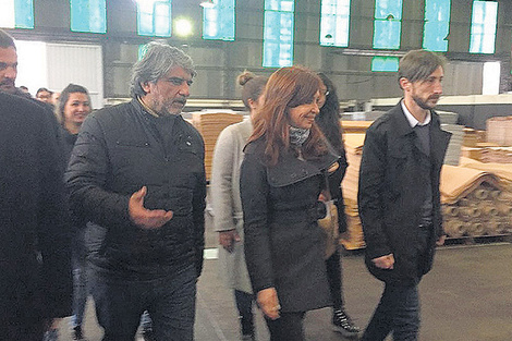 La ex presidenta Cristina Kirchner junto a Jorge Taiana en la cooperativa Cuero Flex.