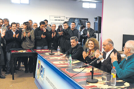 Víctor Santa María, Gabriela Alegre, Carlos Tomada y Jorge Taiana ayer, en la sede del PJ Capital.