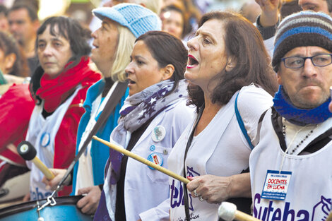 Los docentes se movilizaron hasta la casa de la provincia y denunciaron “descuentos brutales”.