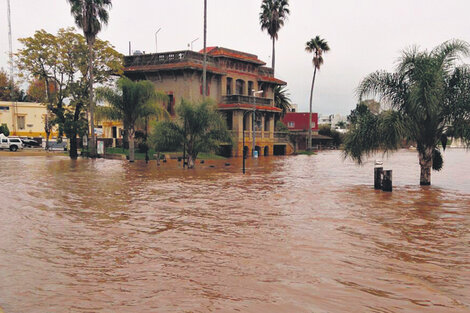 Sede de la municipalidad de Colón y el agua que la rodea.