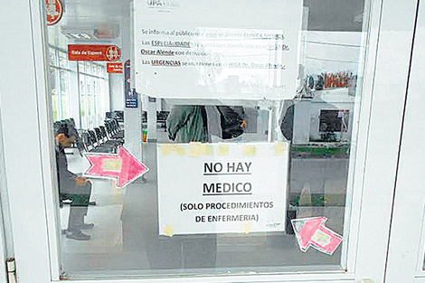 La indicación en la puerta es clara: “No hay médicos”. A la mujer le dijeron: “No sé, arreglate”. (Fuente: Gentileza Quedigital)