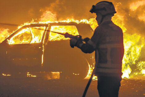 Al menos treinta de las víctimas fallecieron encerradas en sus vehículos alcanzados por las lenguas de fuego. (Fuente: EFE)