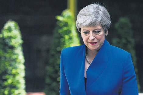 May llega a la casa de gobierno en Downing Street después de su visita protocolar a la reina Isabel II. (Fuente: EFE)