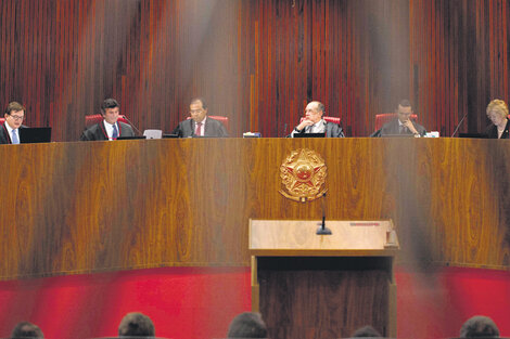 El presidente del Tribunal Superior Electoral, Gilma Mendes, encabeza la audiencia de ayer en el proceso contra Temer. (Fuente: EFE)