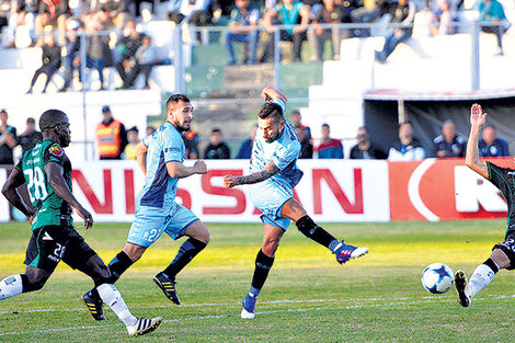 El uruguayo Guevgeozian, autor del gol del triunfo. (Fuente: Fotobaires)