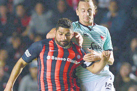 Ortigoza y Bastía pelean la pelota. (Fuente: Télam)