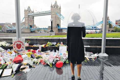 Los británicos guardaron un minuto de silencio en memoria de las siete víctimas mortales del atentado. (Fuente: Télam)