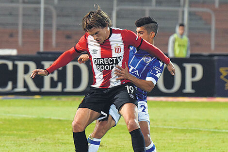 Dubarbier lucha por quedarse con la pelota frente a Galeano.