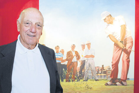 Roberto De Vicenzo posando frente a una foto suya.