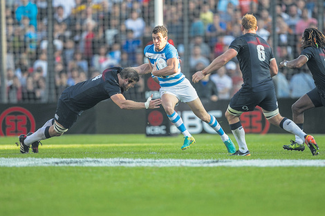 Los Pumas jugaron en el estadio de Colón, en Santa Fe, ante una multitud.