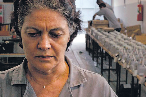 De un día para el otro, la protagonista de Por la ventana se convierte en material humano descartable.