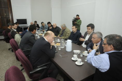 Contigiani y Genesini junto a Donello de la UOM, trabajadores y el edil Toniolli. (Fuente: Alberto Gentilcore)